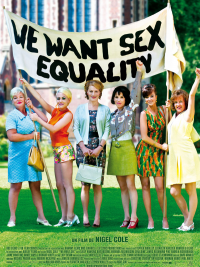 Affiche du film We Want Sex Equality femmes blanches brandissent une grande banderole sur laquelle est inscrite le nom du film