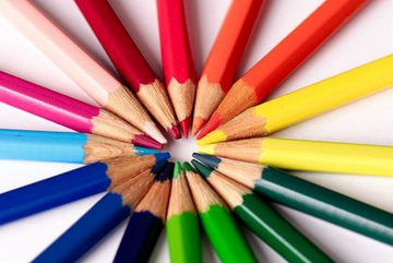 Crayons de couleur de plusieurs couleurs