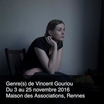 Photographie de Genre&#40;s&#41; de Vincent Gouriou avec le lieu et les dates de l'exposition, montrant une personne assise sur une chaise et regardant devant elle, pensive